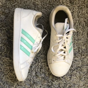 Blå/turkos adidas skor - Jättefina adidas skor i bra skick:) Skriv om du har frågor eller vill ha fler bilder! Kan även mötas upp i Stockholm
