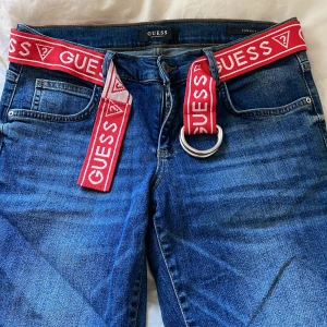 Guess byxor - Fina Guess byxor som är använda fåtal gånger, men så gott som nya. Tillkommer ett fint Guess bälte 