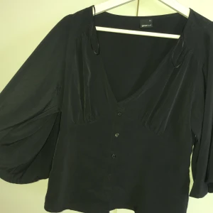 Svart blus - Svart blus med knappar där fram  Strl 34  Från Gina tricot 