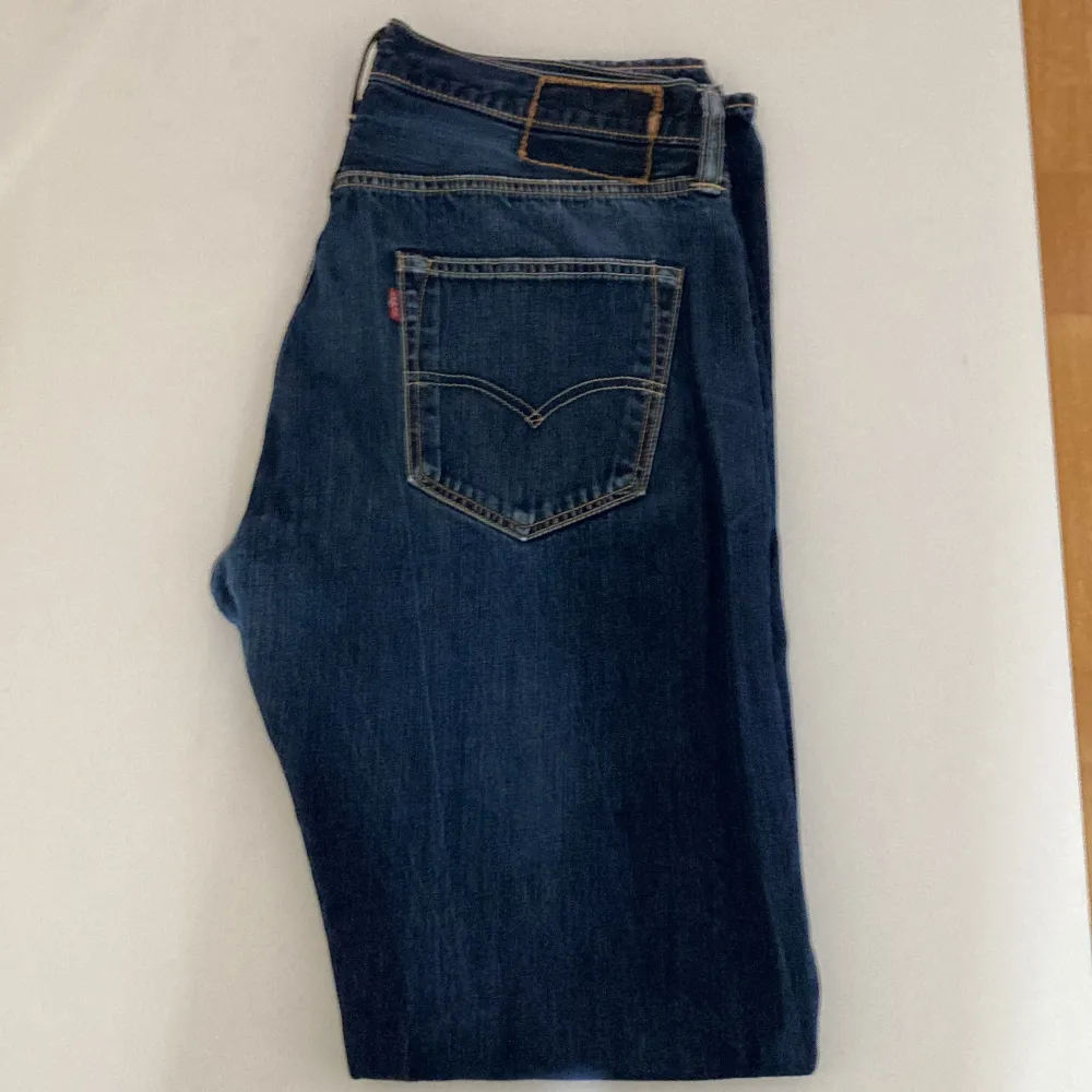 Det är ett par använda Levi’s byxor. Är i en liten blå vintage färg. Bra skick, nack del är patchen är av där bak (finns bild)  Mvh Theo . Jeans & Byxor.