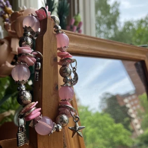 Armband med pärlor och snäckor - Armband med färgade pärlor och snäckor. Superfint nu till sommaren!