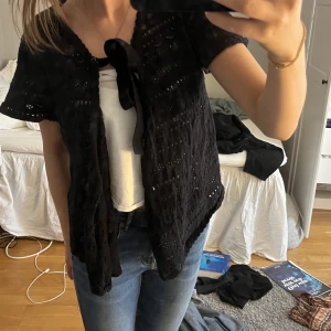 Kofta från &other stories - Superfin stickad kofta, knappt använd, köpt begagnad Köpare står för frakt
