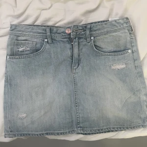 Jeanskjol - Jeanskjol i ljusblå tvätt i storlek 36/S från &denim. Mycket bra skick!💗100kr