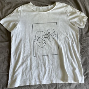 Tshirt  - Tshirt som jag köpt här på plick men kommer inte till användning💗 Storlek L men mer som M