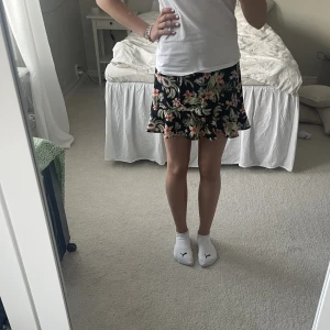 Kjol - En jättefin kjol från H&M i storlek xs 