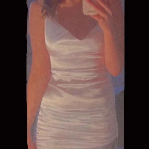 Vit klänning - Har nån fläck nere vid resår snörena, går att skjutsera längd