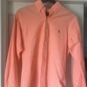 Laxfärgad skjorta från Ralph Lauren i storlek S i gott skick 💕✨