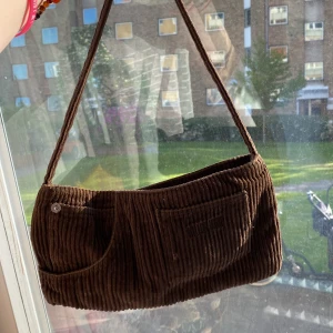 Brun mini väska - Säljer denna ur snygga  bruna  mini väskan. Skit snygga detaljer, men ett litet hål som man kan se på tredje bilden. Skriv privat för fler bilder/frågor. Köparen står för frakten men kan mötas upp i malmö ❤️