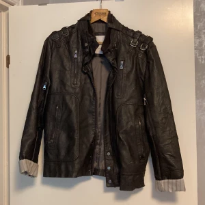 Läderjacka - Jackan är skitcool o assnygg men den har många defekter.  Fejkläder!!