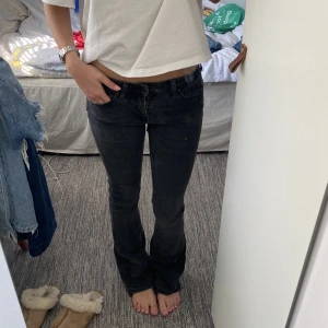 Gråa Flare jeans - Bootcut/flare jeans från zara!! Så snygga, har dock ett hål mellan benen men går lätt att sy igen. Storlek 34🖤🖤