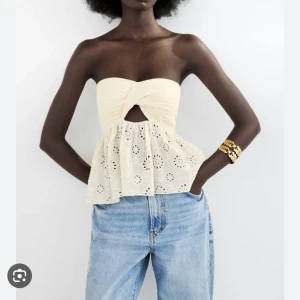 Zara topp - Säljer denna jättefina zara topp! Aldrig använd, dock borttagen prislapp  Jättefin, skriv för egna bilder eller frågor🤗