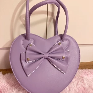 Kawaii lila hjärtväska lolita fairykei alt - Fin taobaoväska som endast är använd en gång! Den har inga tecken på användning och är precis som ny!♡