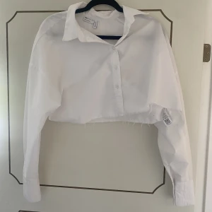 Croppad skjorta - Vit avklippt skjorta. Perfekt att ha över en topp eller bara som den är!  Aldrig använd
