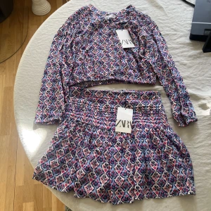 Kjol o topp - Säljer detta supergulliga o somriga set!! Både kjolen o tröjan är helt oanvända och har lappen kvar, säljer då dom tyvärr var försmå för mig. Båda delarna är i storlek 164 vilket ungefär motsvarar xs. Hör av dig vid frågor eller för fler bilder! 