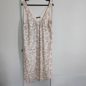 Sommarklänning från Gina - Löst sittande klänning som går till knäna om man är ca 170cm.