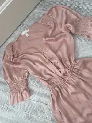 Jumpsuit i satin - Jumpsuit i satin . Rosa stl 32