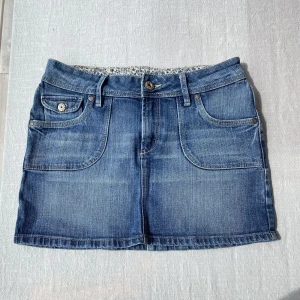 Kort jeans kjol - Kort snygg jeanskjol. Midjemåttet är 74cm och längden är 30cm🩵