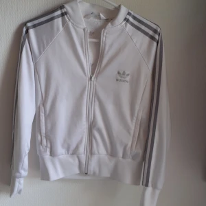 Adidas jacka - Vit/silvrig adidas jacka (38 men loten strl)