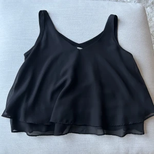Svart blus - Strl XS. Använd, i bra skick. 