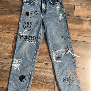 Ett par jeans från Berskha i storlek 36