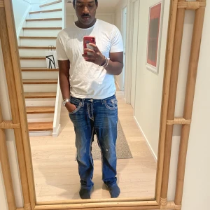 True Religion Jeans  - Ett par fina Ture religion jeans i storlek 38 men som passar mig som vanligtvis när 34/35 bra men skräp, den större storleken gör även att dom får en mer ”baggie” passform även om modellen är ”slim” 