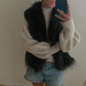 Päls väst - Sjukt cool pålsväst som är mörkgrön/mörkblå, fin till sommarn om man bara vill ha något litet över tröjan eller klänningen. Köpte från naturens collection och är i storlek M/L men skulle mer säga att storleken är S