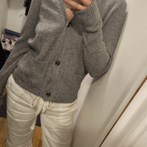 Kofta - Superfin stickad kofta som passar både till att slänga över en svalare outfit eller använda som tröja<3 använd ca 3 gånger och är i mycket bra skick. Nypris: 500 kr