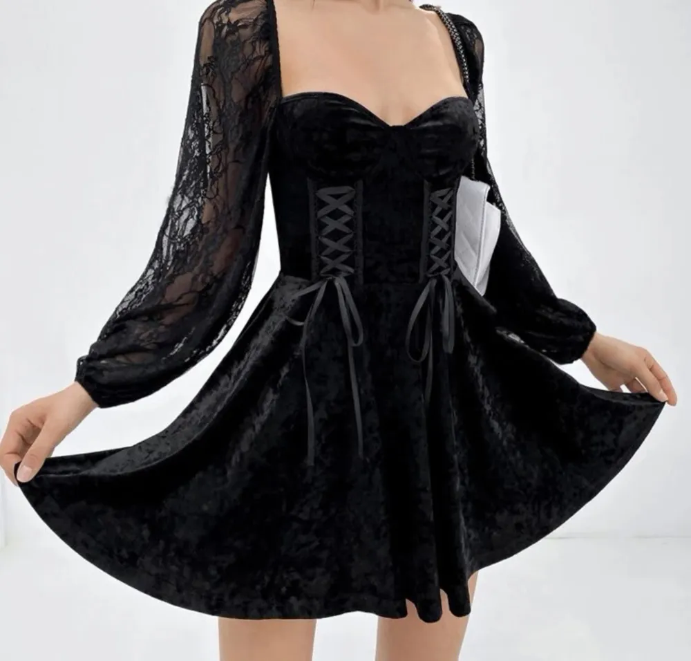 supercool svart klänning med spets på armarna, storlek S. den finns inte kvar på sidan men den är köpt från shein för 189. använd ett fåtal gånger. pris kan diskuteras o köparen står för frakt om inget annat sägs <3. Klänningar.