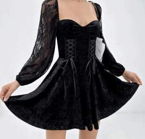 supercool svart klänning med spets på armarna, storlek S. den finns inte kvar på sidan men den är köpt från shein för 189. använd ett fåtal gånger. pris kan diskuteras o köparen står för frakt om inget annat sägs <3