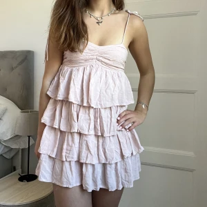 Klänning! - Säljer denna super populära och eftertraktade klänning från hm!