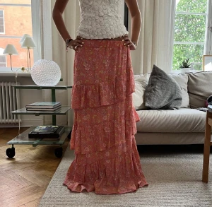 Såå fin maxikjol - INTRESSEKOLL Sista bilden är min, resten är lånade , men säljer exakt samma fast i storlek S. Nyskick! Tar inga bud under 600kr. Vet inte märket 💘 KÖP INTE GENOM KÖP NU. Skriv era bud privat till mig  