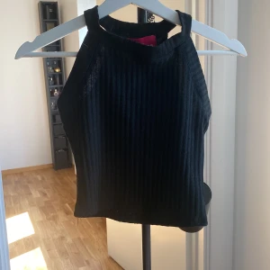 2x1 toppar  - 2 toppar lite croppad ifrån diabless, en svart och en beige/grå i skönt material