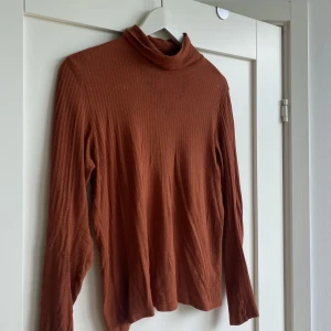Polotröja - En väl använd polotröja (är lite nopprig oså, bild 3), men superskön passform & fin färg (skulle säga kopparbrun färg)!!!🫶🏼 Pga inte felfritt skick säljer jag billigt