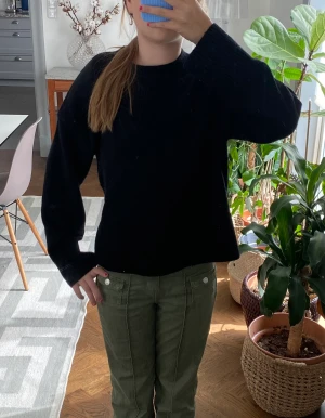 & Other Stories Tröja - Jätte fin stickad & Other Stories tröja. Använd få gånger! Nypris 500kr. Mitt pris 250kr! Frakt ingår inte!!💘