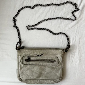 Zadig et voltaire väska  - Snygg väska från zadig et voltaire köpt begagnat. I använt skick vilket man kan se på många ställen(se bilder noga!!)🌸. Där av billigt pris. Dragkedjan är lite trög men de går kanske att fixa av den händige!  läs igenom mina villkor!🌸