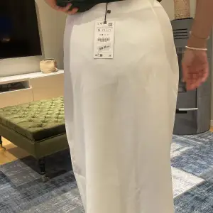 Säljer min vita kjol från zara då den inte passade och hann aldrig göra en retur på den. Jätte fin till sommaren och passar bra med allt. Köpte den för 400kr men säljer för 300kr!