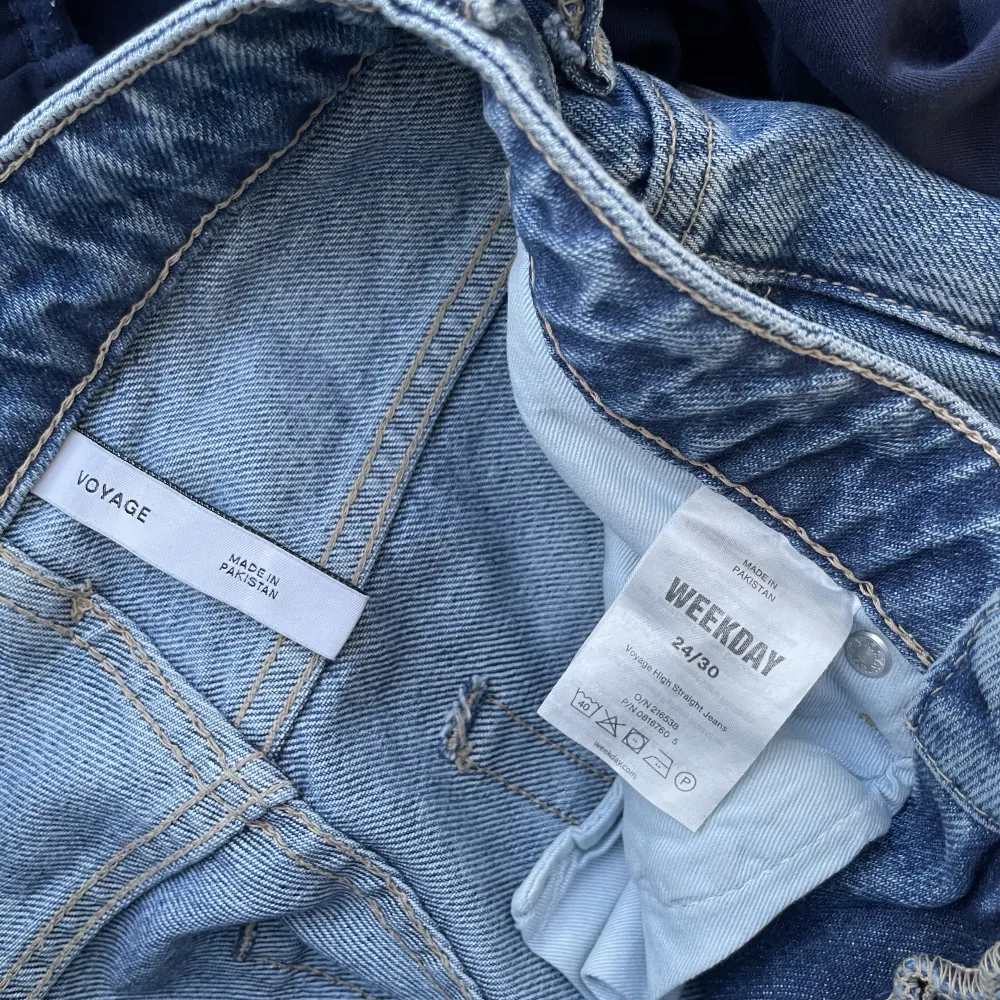 Jeans från Weekday, provade en gång. Säljes pga för små.  Modell: Voyage, storlek: 24/30.  Pris kan diskuteras . Jeans & Byxor.