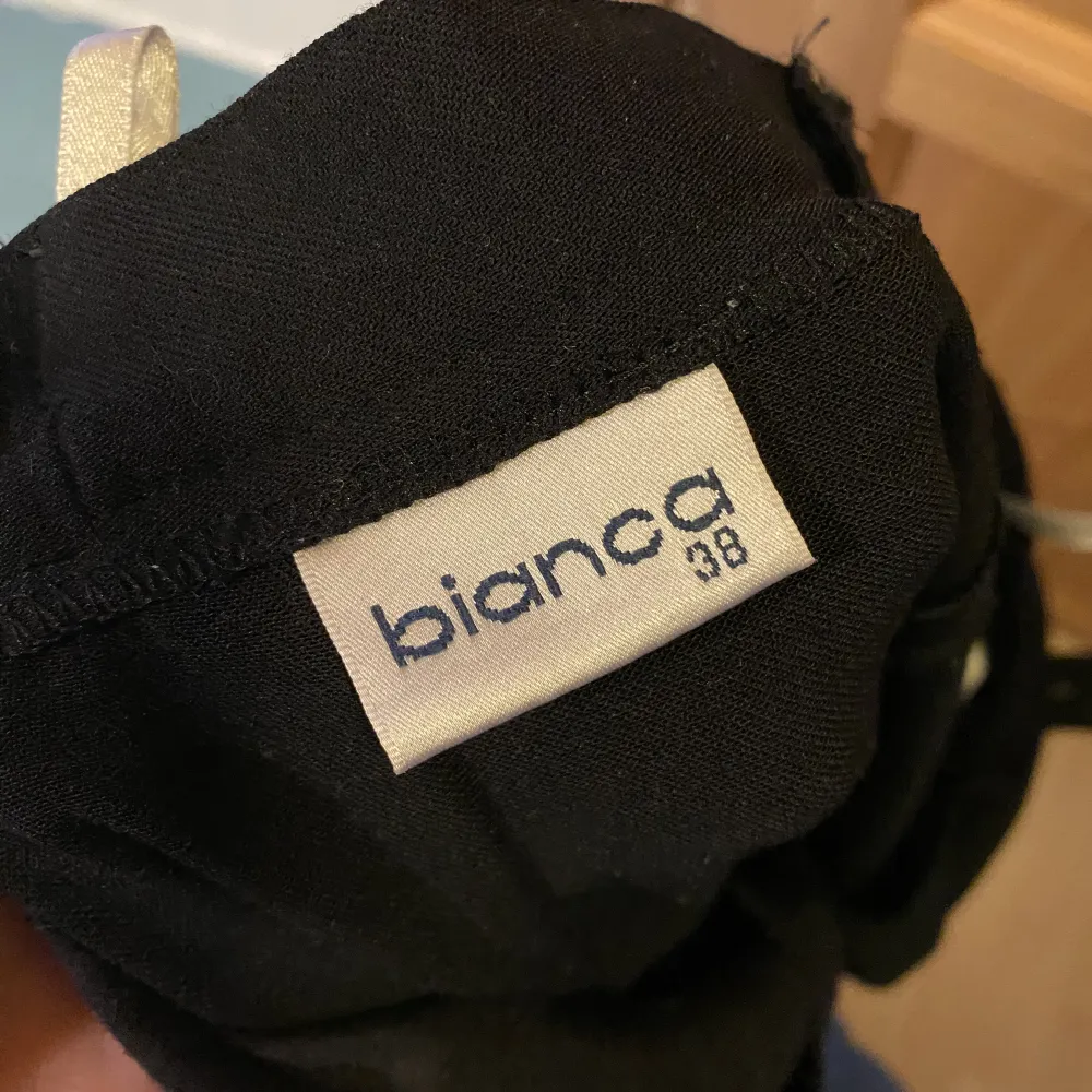 Ett par svarta kostymbyxor from märket Bianca! Byxorna är lite tunnare i tyget och väldigt bekväma. De är köpta secondhand men aldrig använda, så i fint skick! . Jeans & Byxor.