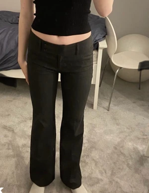 Kostymbyxor  - Skitsnygga lådmidjade kostymbyxor från s.oliver. Skicket är väldigt bra. Säljer endast pågrund av att dom är lite för små för mig, annars så älskar jag dom!! Är 180cm