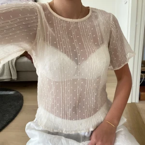 Topp - Så fin topp som tyvärr inte kommer till användning, endast använd 1 gång 🤍storlek M