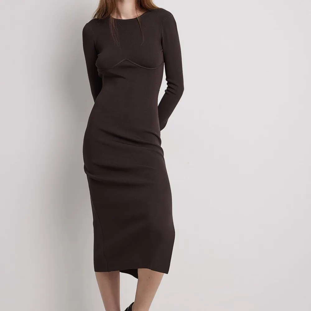 Säljer denna super fina klänning ifrån Ida Carlssons kollektion med NA-KD. Knappt använt och i gott skick!🤎. Klänningar.