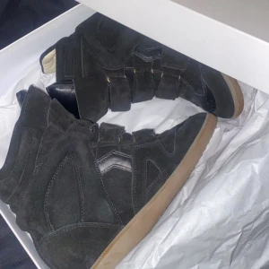 Isabel marant  - Säljer då mina fina isabel marant skor i jätte bra skick använt fåtal gånger och har inga defekter alls❤️ 