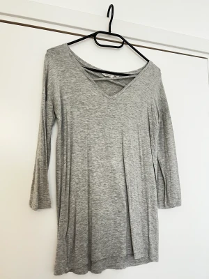 Tröja med snörning - Grå tunn tröja med snörning i v-ringningen Stl XS