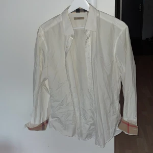 Burberry brit skjorta toppkvalitet  - En mycket fin skjorta från burberty brit. Mycket bra skick.  Nypris ca 3000kr.  Mitt pris 1200kr