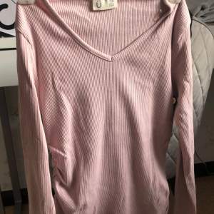 En fina rosa ribbad tröja från kapphal. I storlek 158/164. Säljer pågrund att den inte används! 