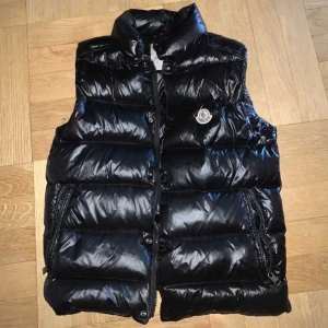 moncler väst - Har använt den ett par ågngner. Annars är den typ o använd.