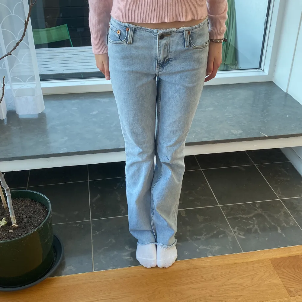 Jätte snygga lågmidjade jeans! Midjemåttet är 37cm tvärsöver och inerbens längden är 77cm . Jeans & Byxor.