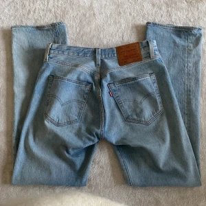 Levis jeans  - Innebenslängd: 79cm (midjan är insydd) midjemått: uppskattat 76cm