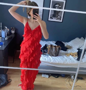 Maxiklänning❣️ -  Hejsannn!! Jag säljer denna fina maxiklänning❣️Den är köpt här på plick. Säljer då jag har hittat en annan klänning till en tillställning jag ska på.  Storleken är xxs, men passar mig som är xs. Bilderna är lånade❣️Skriv för mer info eller bilder :)