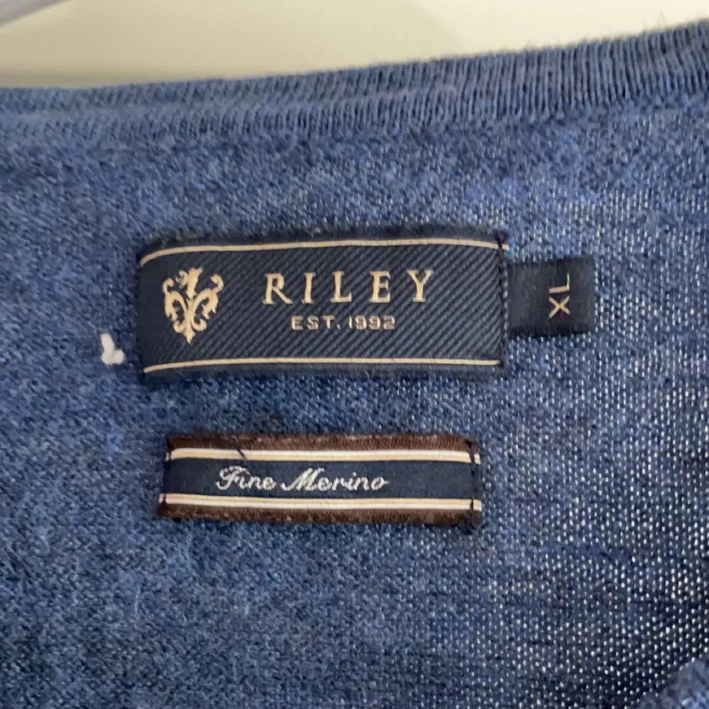 Blå tröja från riley i stl XL. Stickat.